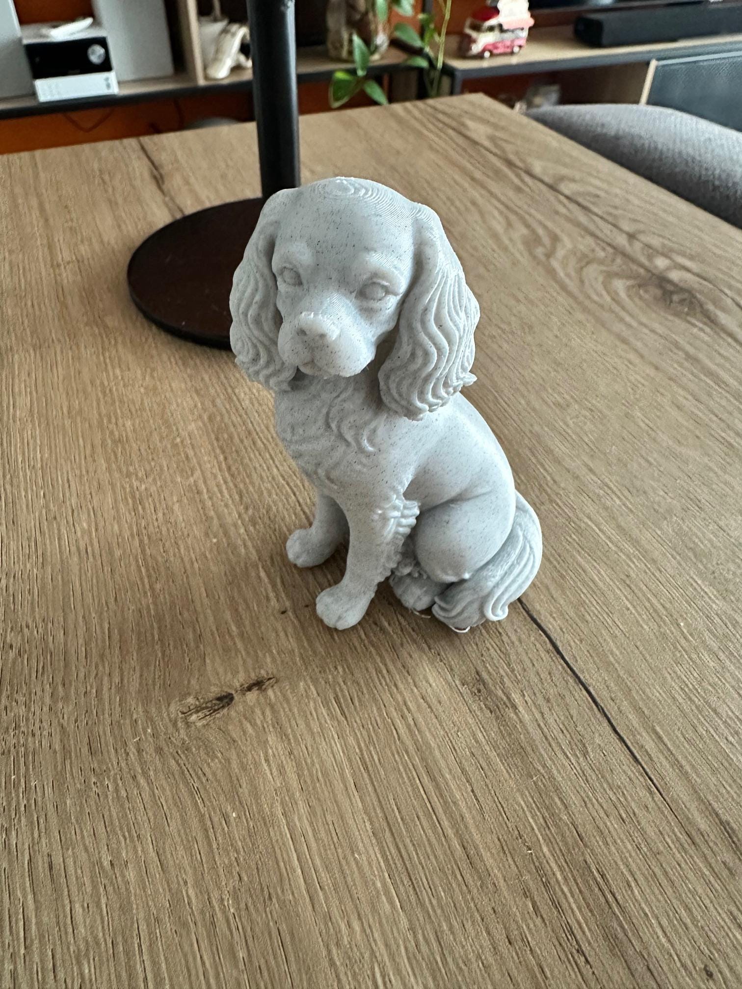 Statue Cavalier King Charles assis – Figurine chien effet marbre