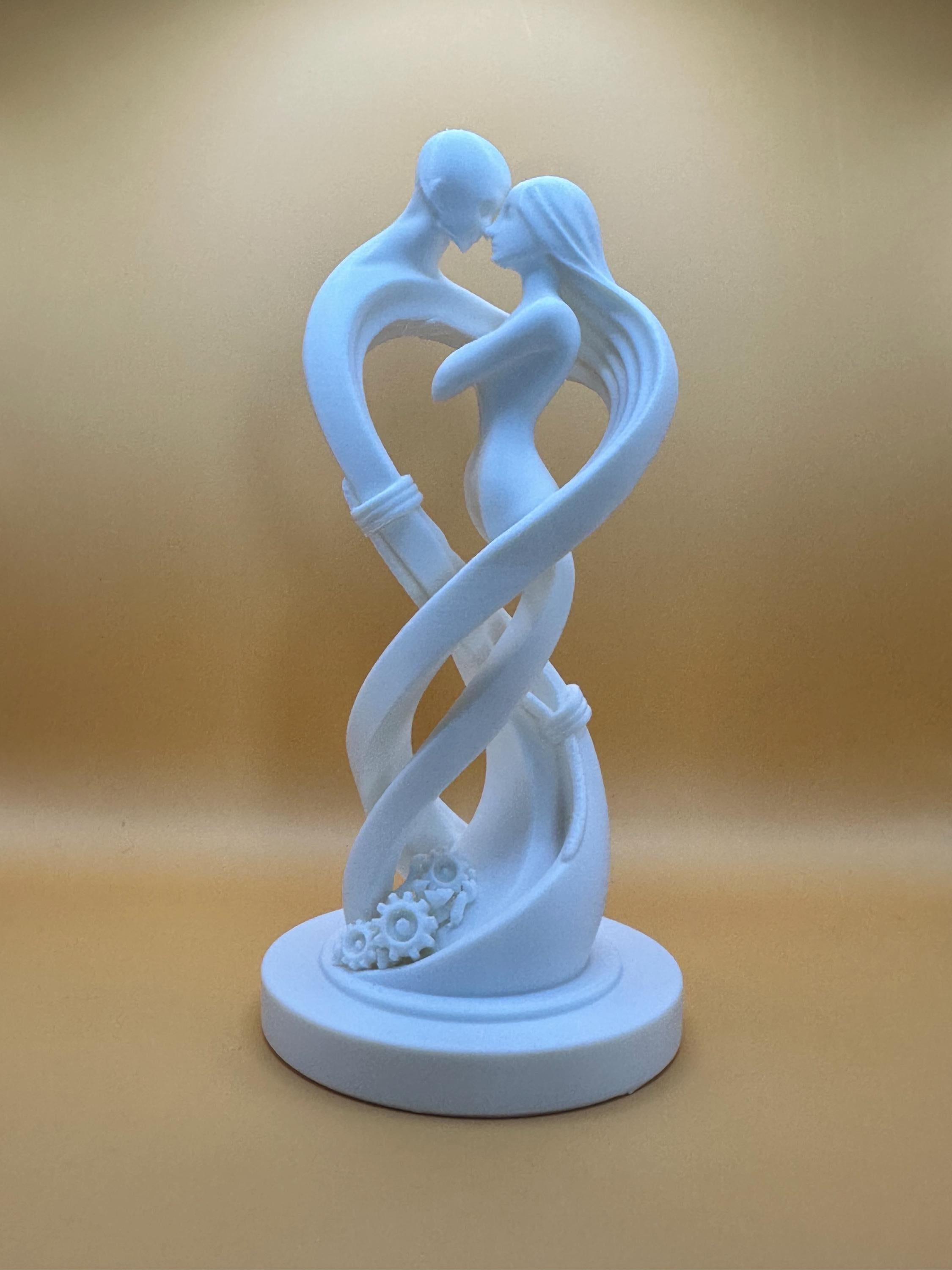 Statue couple enlacé – Sculpture romantique minimaliste – vue 3