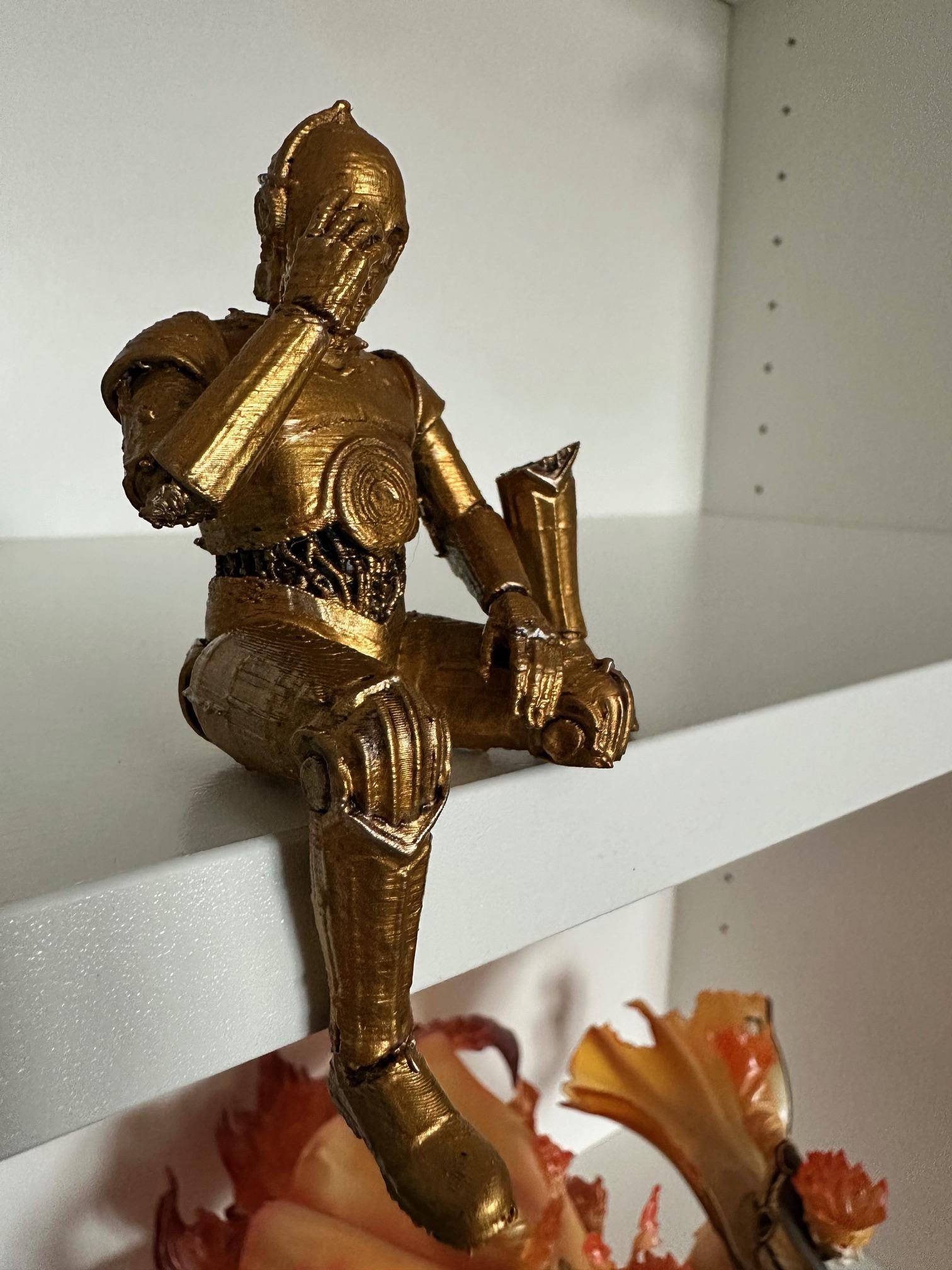 Robot doré à poser – Décoration sci-fi peinte à la main – vue 2