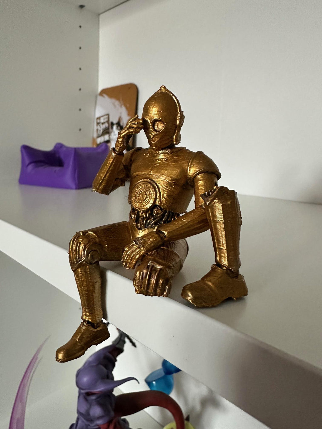 Robot doré à poser – Décoration sci-fi peinte à la main