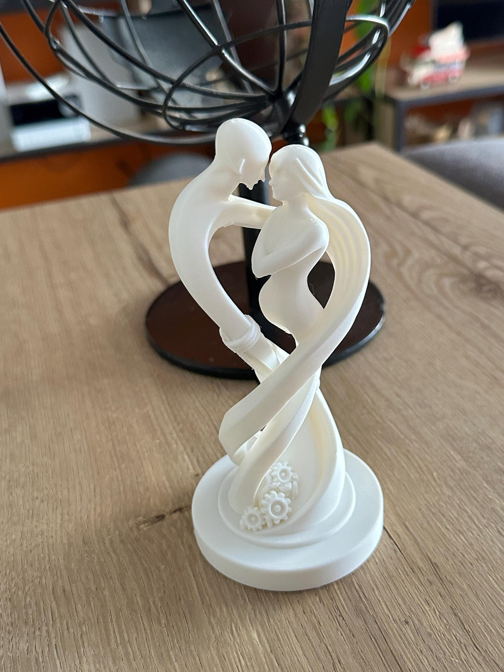 Statue couple enlacé – Sculpture romantique minimaliste
