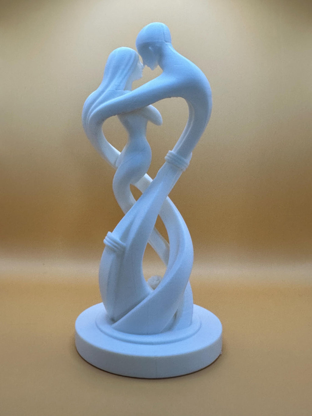 Statue couple enlacé – Sculpture romantique minimaliste – vue 4