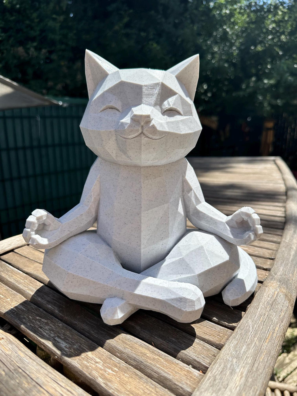 Chat détente effet pierre – Statue zen géométrique