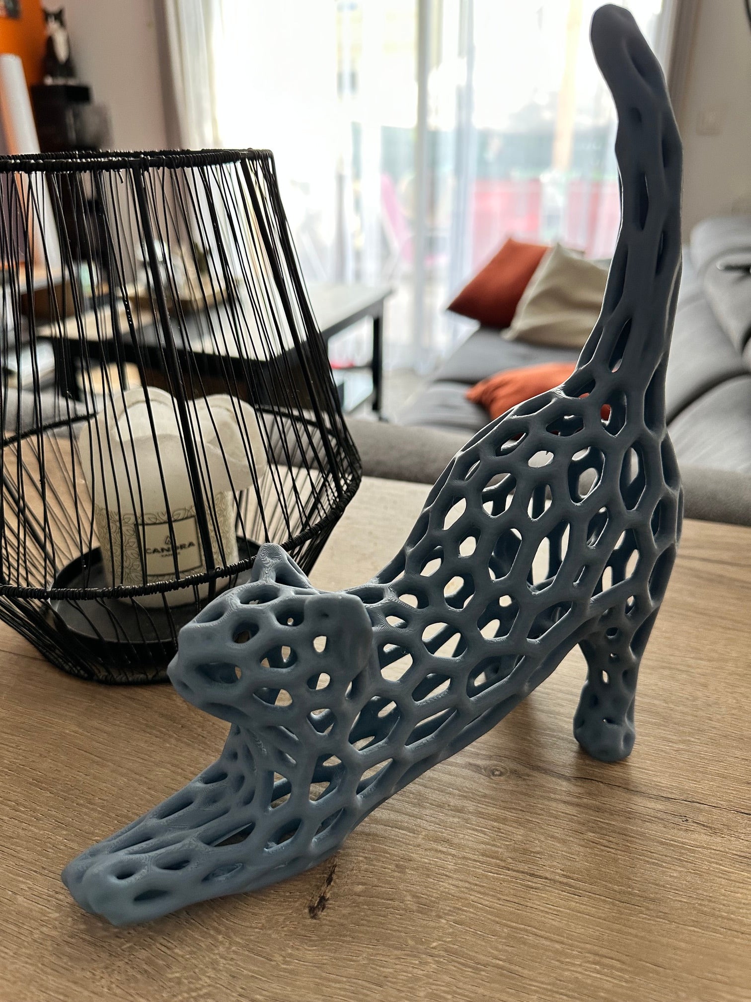 Chat Ajouré en Étirement – Statue Décorative Moderne