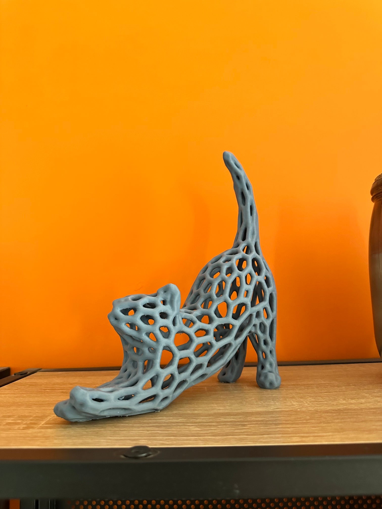 Chat Ajouré en Étirement – Statue Décorative Moderne – vue 4
